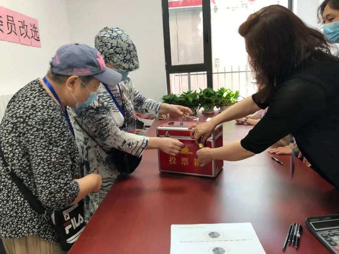 物管会(物管会组成人员条件)